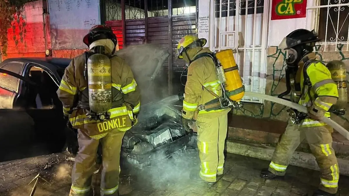 bomberos apagan auto